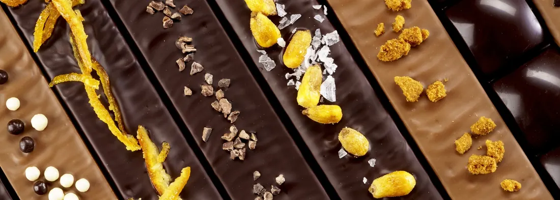 Barres de torró de xocolata decorades amb taronja, nibs de cacau, sal i fruits secs